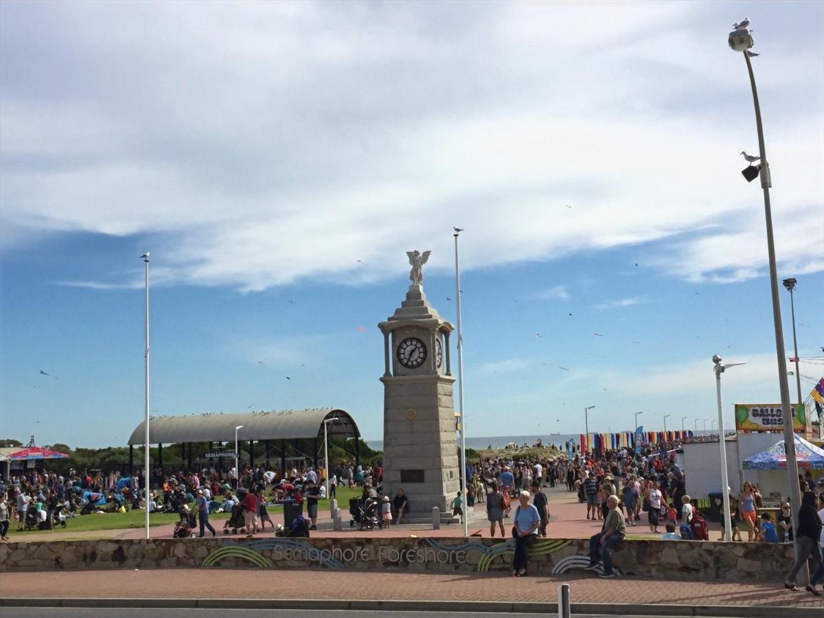 Semaphore Splash Apartments Port Adelaide Buitenkant foto